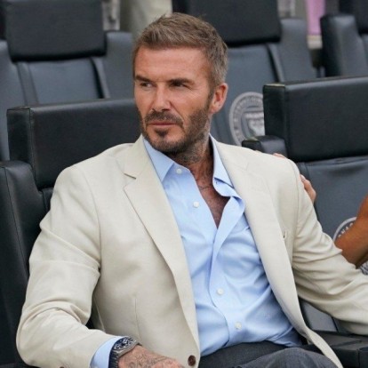 H πρώην βοηθός του David Beckham τον κατηγορεί -ξανά- ανοικτά κι επιμένει πως είχαν σχέση