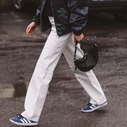 Τα χρωματιστά sneakers είναι το απόλυτο must have της άνοιξης