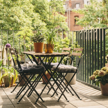 Έχετε μικρό μπαλκόνι; Τα smart tips που θα το κάνουν οπτικά πιο ευρύχωρο 