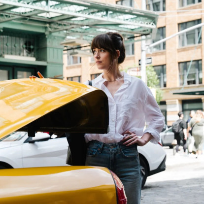 Τα outfits της Dakota Johnson στο Materialists μετατρέπονται στην απόλυτη έμπνευση για κάθε fashion lover 