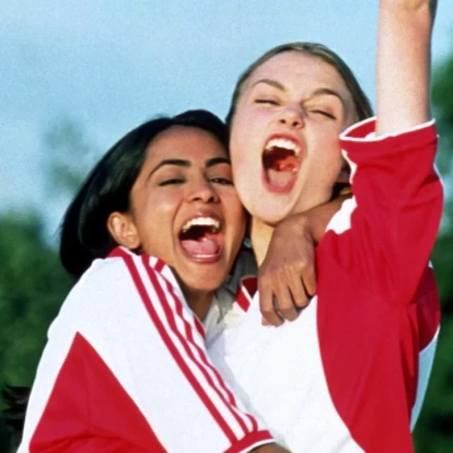 Bend It Like Beckham: Η ταινία που ανέδειξε το γυναικείο ποδόσφαιρο επιστρέφει 