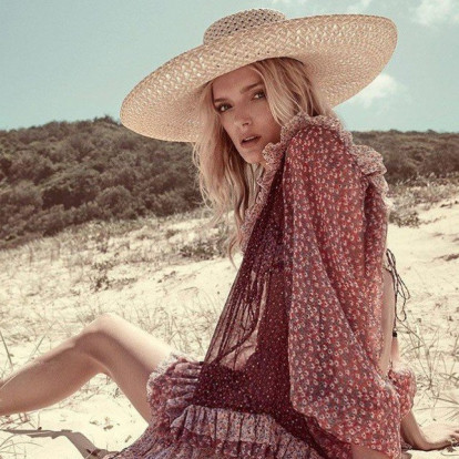 Τα καπέλα που θα ολοκληρώσουν μοναδικά τα beach looks σας - κι όχι μόνο 