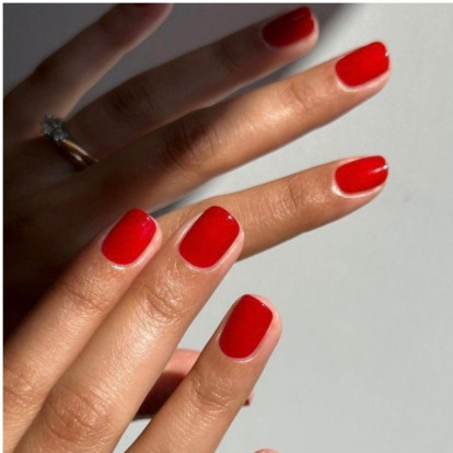 Το 'Red Nail Theory' είναι η απόδειξη ότι το κόκκινο μανικιούρ ενισχύει την αυτοπεποίθησή μας 
