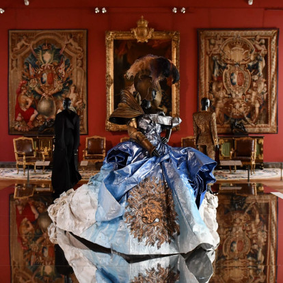 Louvre Couture: Κι επίσημα η δεύτερη πιο επισκέψιμη έκθεση στην ιστορία του Λούβρου