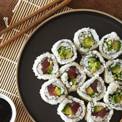 Sushi στην παγοθήκη; Κι όμως, ο Άκης Πετρετζίκης μάς δείχνει πώς να το φτιάξουμε εύκολα και με λίγα υλικά
