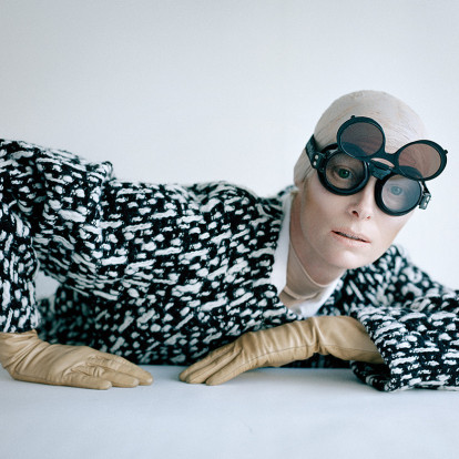 Η διάσημη καλλιτέχνιδα, ηθοποιός και εμβληματική μορφή της μόδας Tilda Swinton συστήνει ξανά τον δημιουργικό της κόσμο, έξω από τα όρια της οθόνης