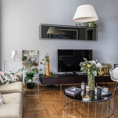 Στο διαμέρισμα του Δημήτρη Τσακούμη στο Κολωνάκι, συνυπάρχουν design αντικείμενα και κομμάτια που αντικατοπτρίζουν την αισθητική του