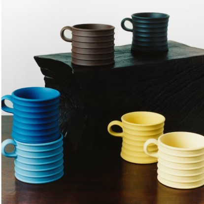 Ο Jonathan Anderson δίνει την υπογραφή του σε μια νέα tableware συλλογή, εμπνευσμένη από την αρχαία ελληνική αγγειοπλαστική