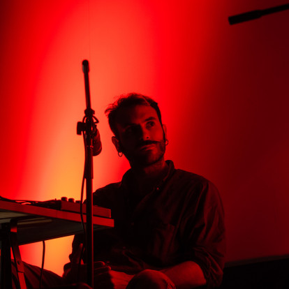 SKG Stories: Ο Αχιλλέας Μεσάικος μετατρέπει τη μελαγχολία της πόλης σε τρόπο έκφρασης της τέχνης του