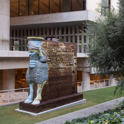 Lamassu of Nineveh: Το εμβληματικό αντιπολεμικό γλυπτό του Michael Rakowitz εκτίθεται στο Μουσείο Ακρόπολης