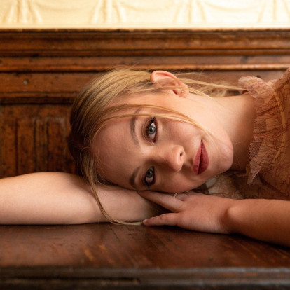 Tired girl makeup: Η «ασυνήθιστη» τάση στο μακιγιάζ που έχει λατρέψει η Gen Z μάς καλεί να συμφιλιωθούμε με κάθε ατέλεια