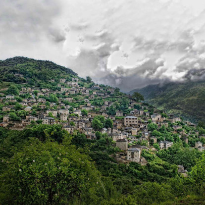 Από πετρόκτιστα γραφικά χωριά μέχρι πόλεις γεμάτες ζωή, αυτές είναι οι καλύτερες last minute αποδράσεις για την 28η Οκτωβρίου