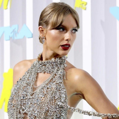 Η Taylor Swift είναι το super hot πρόσωπο της εποχής και η επιτυχία του νέου της album το επιβεβαιώνει