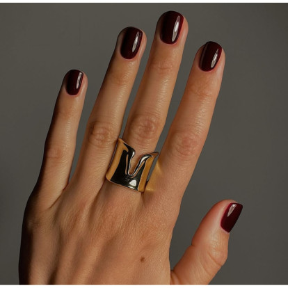 Plum is the new burgundy: Η απόχρωση νυχιών που ταιριάζει με τα πάντα και θα βλέπουμε παντού τους επόμενους μήνες 