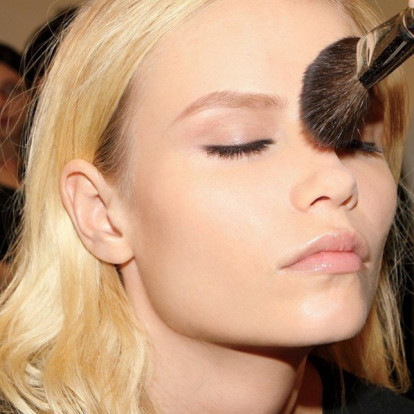 Μήπως χρησιμοποιείτε την πούδρα σας λάθος τη χειμερινή σεζόν; Θα εκπλαγείτε με μερικά συνηθισμένα βήματα που κάνουν το δέρμα σας να φαίνεται ξηρό