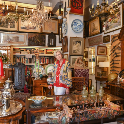 Συζητώντας με την Ελένη Μαρτίνου για το ιστορικό παλαιοπωλείο «Μαρτίνος», τοπόσημο της Αθήνας για πάνω από έναν αιώνα