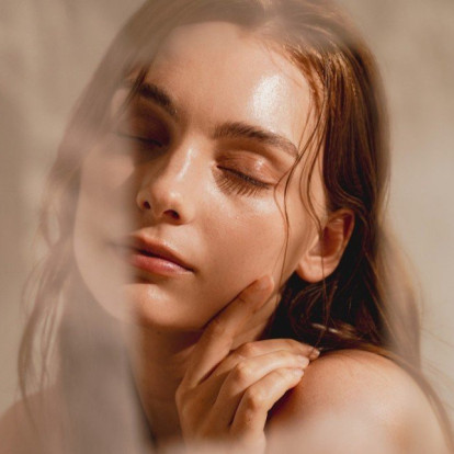 Πώς θα επαναφέρετε τη λάμψη και τη νεανικότητα στην επιδερμίδα σας; 