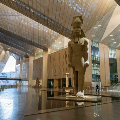 Grand Egyptian Museum: Το μεγαλύτερο αρχαιολογικό μουσείο στον κόσμο ανοίγει κι επίσημα τις πόρτες του για το κοινό