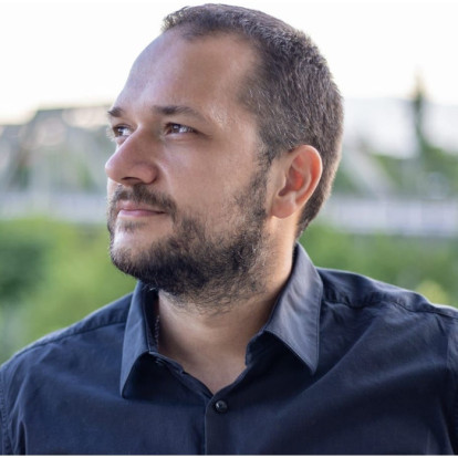 SKG Stories: Ο Ελευθέριος Ελευθεριάδης μιλά μέσα από το νέο του βιβλίο για τους πολλαπλούς ρόλους της γυναίκας, περνώντας ένα σημαντικό μήνυμα