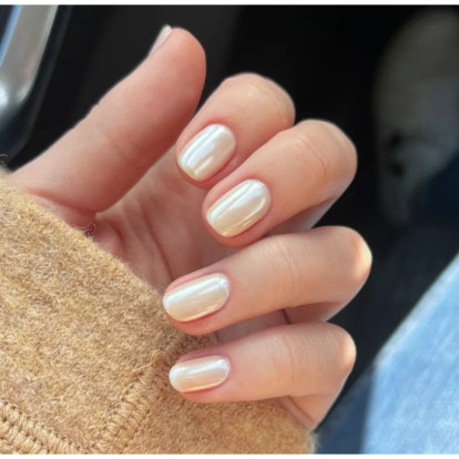 Vanilla glass nails: Το μανικιούρ που υιοθετούν αυτή τη στιγμή μόνο οι πιο chic γυναίκες 