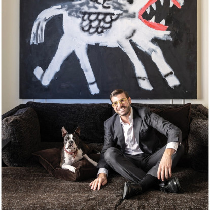 O Φίλιππος Τσαγκρίδης μάς υποδέχεται στο κομψό διαμέρισμά του στο Κολωνάκι που είναι «πλημμυρισμένο» από Τέχνη