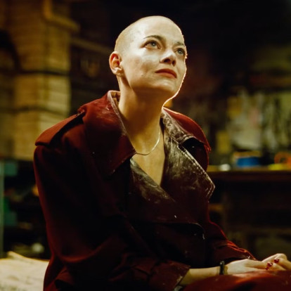 Bugonia: Παρακολουθήσαμε το αλλόκοτο καθρέφτισμα της εποχής μας στη νέα ταινία του Γιώργου Λάνθιμου