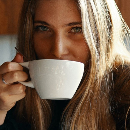 Μήπως η καθημερινή κατανάλωση matcha latte επηρεάζει τα μαλλιά σας περισσότερο από όσο νομίζετε;