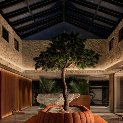 Ένα νέο μαροκινό κέντρο ευεξίας μοιάζει σαν να είναι σκαλισμένο κατευθείαν από τους βράχους του Ατλαντικού