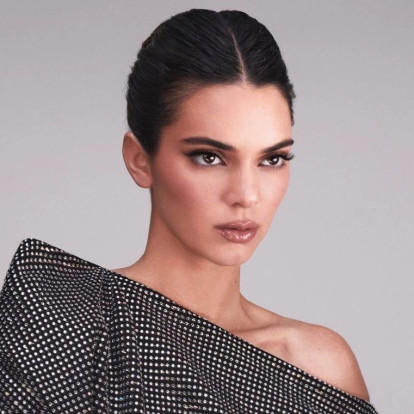 Eyeshadow Layering: Πώς να πειραματιστείτε με διαφορετικές υφές σκιών για τα πιο εντυπωσιακά looks