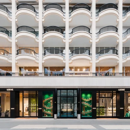 Στη θρυλική Avenue Montaigne του Παρισιού, δεσπόζει το νέο iconic flagship του οίκου Loewe