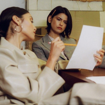 Parasocial: Τι σημαίνει η λέξη της χρονιάς που ανακοινώθηκε από το λεξικό του Cambridge;