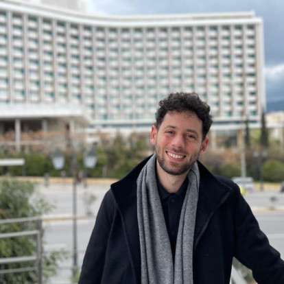 SKG Stories: Ο Νίκος Μαυράκης μιλάει για τη νέα εποχή του Θεάτρου Αμαλία και για τη δύναμη της Θεσσαλονίκης που κρύβεται στους ανθρώπους της που επιμένουν