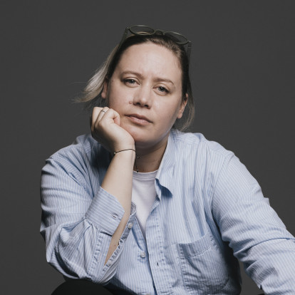 H βραβευμένη συγγραφέας και ηθοποιός Rene Karabash συζητά μαζί μας για το φύλο, την παράδοση και τον αγώνα για αυθεντικότητα