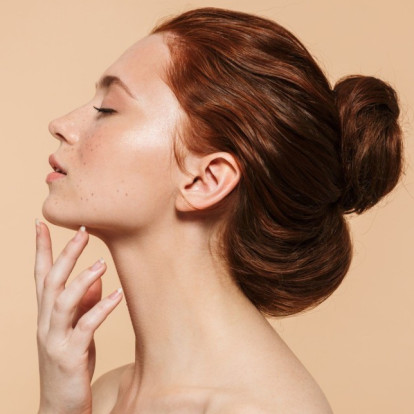 Oι κινήσεις που «σβήνουν» χρόνια από τον λαιμό σας 