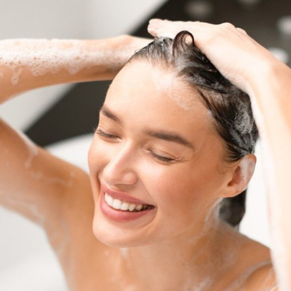 Η νέα viral ιαπωνική τεχνική που υπόσχεται να αλλάξει ριζικά τον τρόπο που λούζεστε 