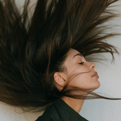 Ταλαιπωρείστε κι εσείς από την εποχική τριχόπτωση; Έτσι μπορείτε να την αντιμετωπίσετε αποτελεσματικά