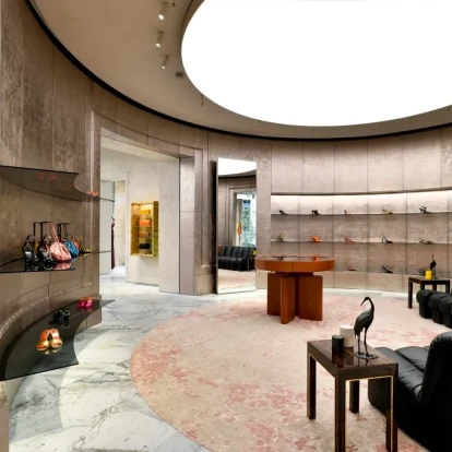 O οίκος Saint Laurent ανοίγει τις πόρτες της νέας εντυπωσιακής boutique της στην εμβληματική Avenue Montaigne του Παρισιού