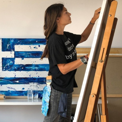 Με αφορμή το pop-up event «SUPER HEARTS που πραγματοποιείται σήμερα στη Θεσσαλονίκη, ανατρέχουμε στην εντυπωσιακή καλλιτεχνική πορεία της Καρολίνας Ροβύθη 