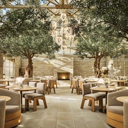 Μια ματιά στον νέο χώρο του RH England στο εμβληματικό Aynho Park, όπου η υψηλή γαστρονομία συναντά το design