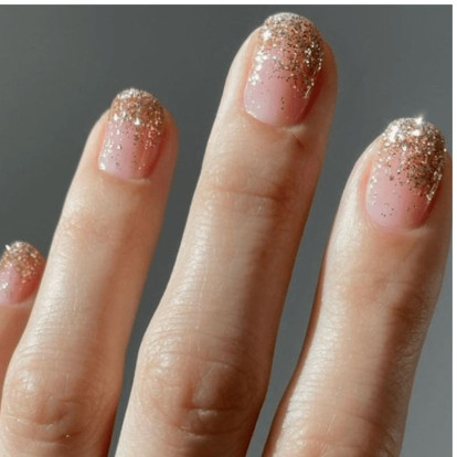 Glitter is the new Nude: Πώς να υιοθετήσετε το πιο festive μανικιούρ που θα τραβήξει τα βλέμματα 