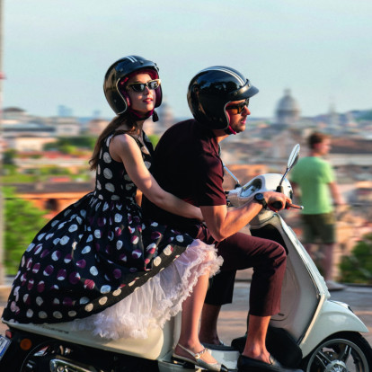 Emily in Paris: The Fashion Guide - Ένα βιβλίο αφιερωμένο στο iconic στιλ της σειράς με την υπογραφή της ενδυματολόγου Marylin Fitoussi