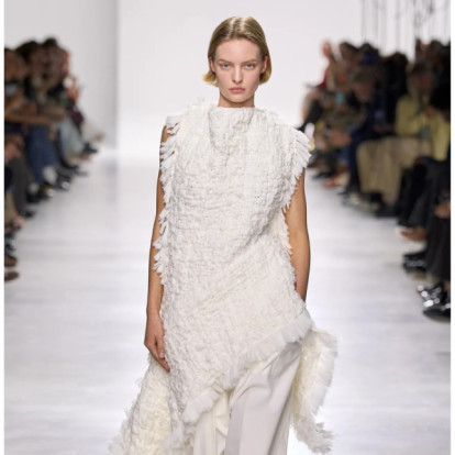 Πώς θα εντάξετε στις εμφανίσεις σας το Cloud Dancer, το χρώμα της χρονιάς, σύμφωνα με τη Pantone 