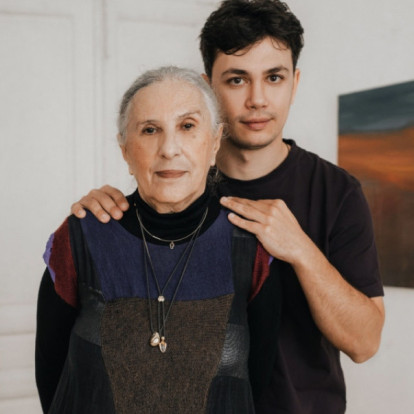 Λόλα Νικολάου x Θανάσης Δάπης: Μια διαφορετική συζήτηση γιαγιάς - εγγονού, βασισμένη στην κοινή αγάπη τους για την Τέχνη