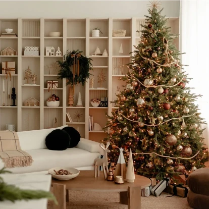 Οι πιο κομψοί τρόποι για να στολίσετε φέτος τα Χριστούγεννα αν έχετε μικρό σπίτι