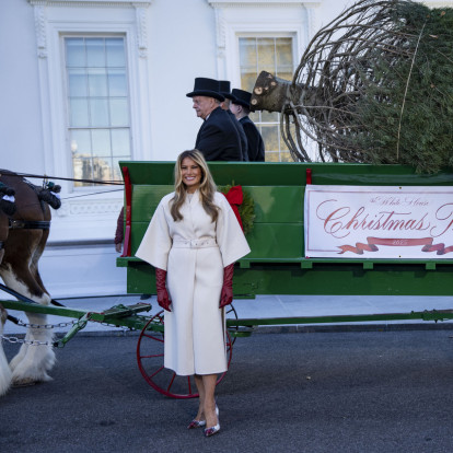 Η Melania Trump υποδέχθηκε το χριστουγεννιάτικο δέντρο του Λευκού Οίκου
