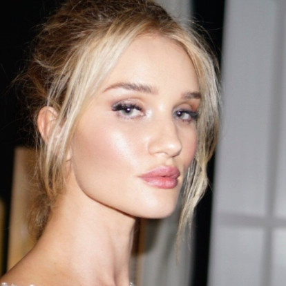 Τα Holographic Eyes είναι το πιο cool μακιγιάζ του χειμώνα