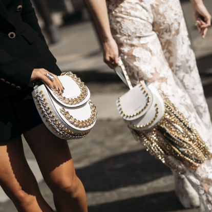 Τα αξεσουάρ με παγιέτες που θα απογειώσουν ακόμα και το πιο απλό σύνολο, σύμφωνα με τα luxury brands