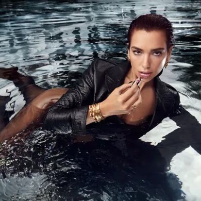 Ένα κραγιόν με γκλίτερ είναι το μοναδικό προϊόν που χρειάζεστε για ένα festive look που όλες θα ζηλέυουν 