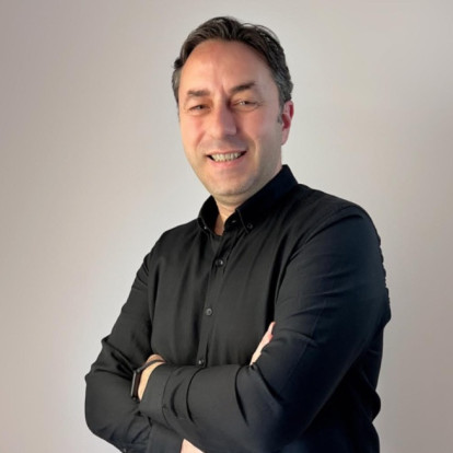 SKG Stories: Για τον Βασίλη Σακκά, το να γίνεται μέρος της ζωής των ακροατών του πιο γιορτινού ραδιοφωνικού σταθμού της πόλης είναι η μεγαλύτερη ανταμοιβή