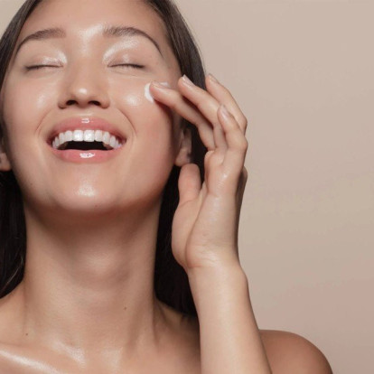 Έλαιο μαύρου κύμινου: Ποια είναι τα οφέλη του πιο πολύτιμου ελιξιρίου για το πρόσωπο, το σώμα και τα μαλλιά;